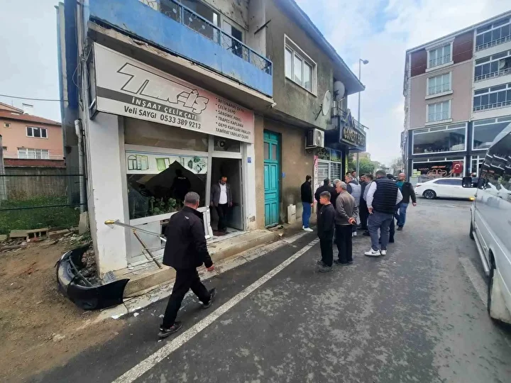 soforunu hakimiyetini kaybetti araba son suratle dukkana girdi 3 PGRNIRKZ