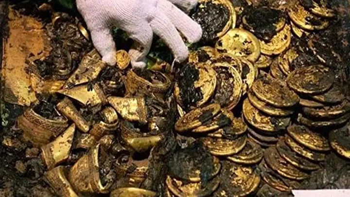 solucan arayan balikci buyuk bir hazine buldu icinde binlerce sikke var ve 6 kilo GySOcvqz