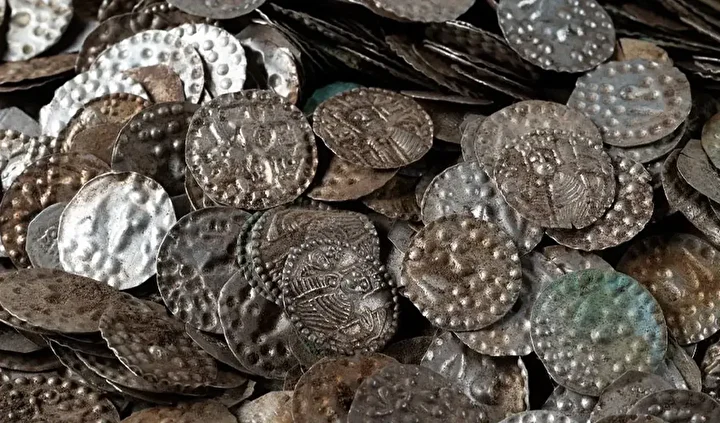 solucan arayan balikci buyuk bir hazine buldu icinde binlerce sikke var ve 6 kilo VG27uMTm