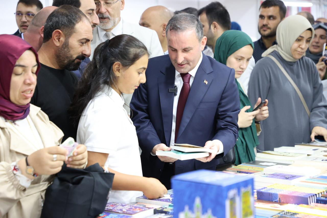 Sultanbeyli Kitap Fuarı kapılarını açtı 1 sultanbeyli kitap fuari kapilarini acti 0 QMb7bMqn