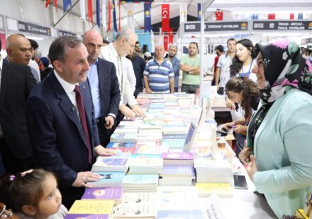 Sultanbeyli Kitap Fuarı kapılarını açtı sultanbeyli kitap fuari kapilarini acti EHW1Lx3a.jpg