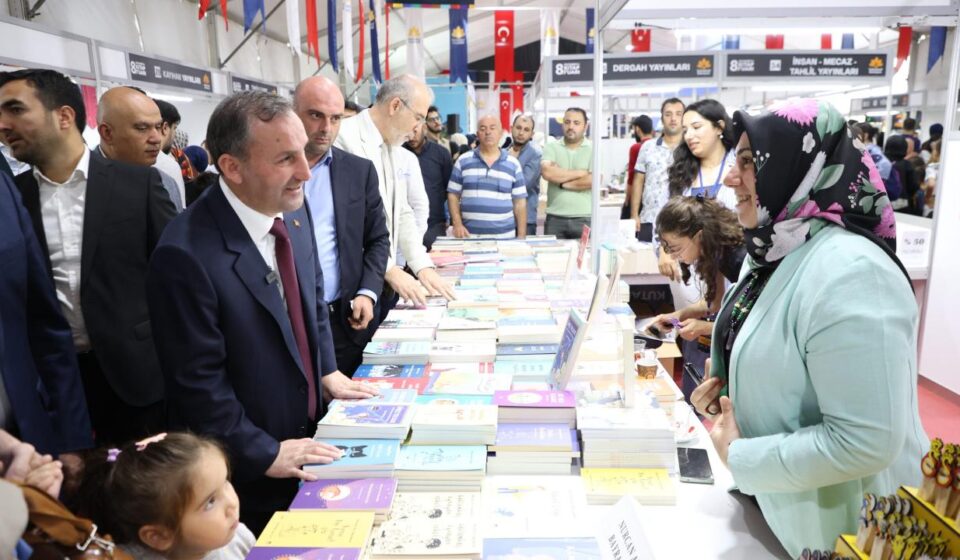 Sultanbeyli Kitap Fuarı kapılarını açtı sultanbeyli kitap fuari kapilarini acti EHW1Lx3a.jpg