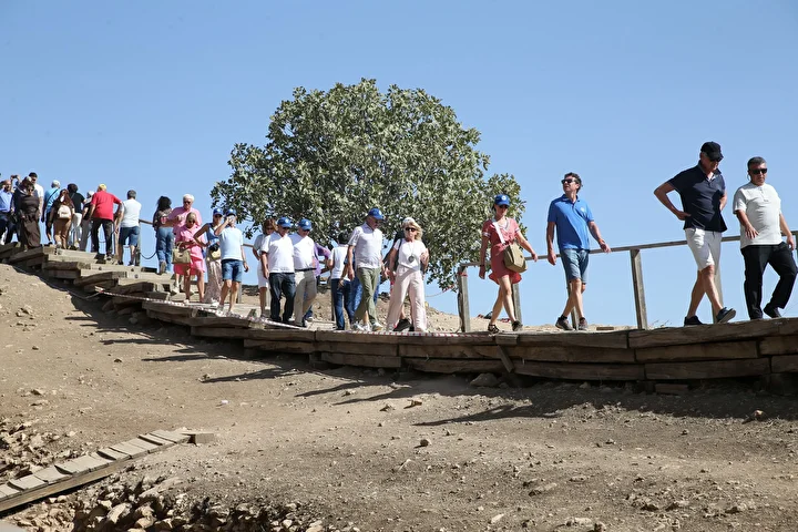 Tarihin yine yazıldığı Göbeklitepe'nin günlük ziyaretçi sayısı 5 bini geçti 5 tarihin yine yazildigi gobeklitepenin gunluk ziyaretci sayisi 5 bini gecti 4