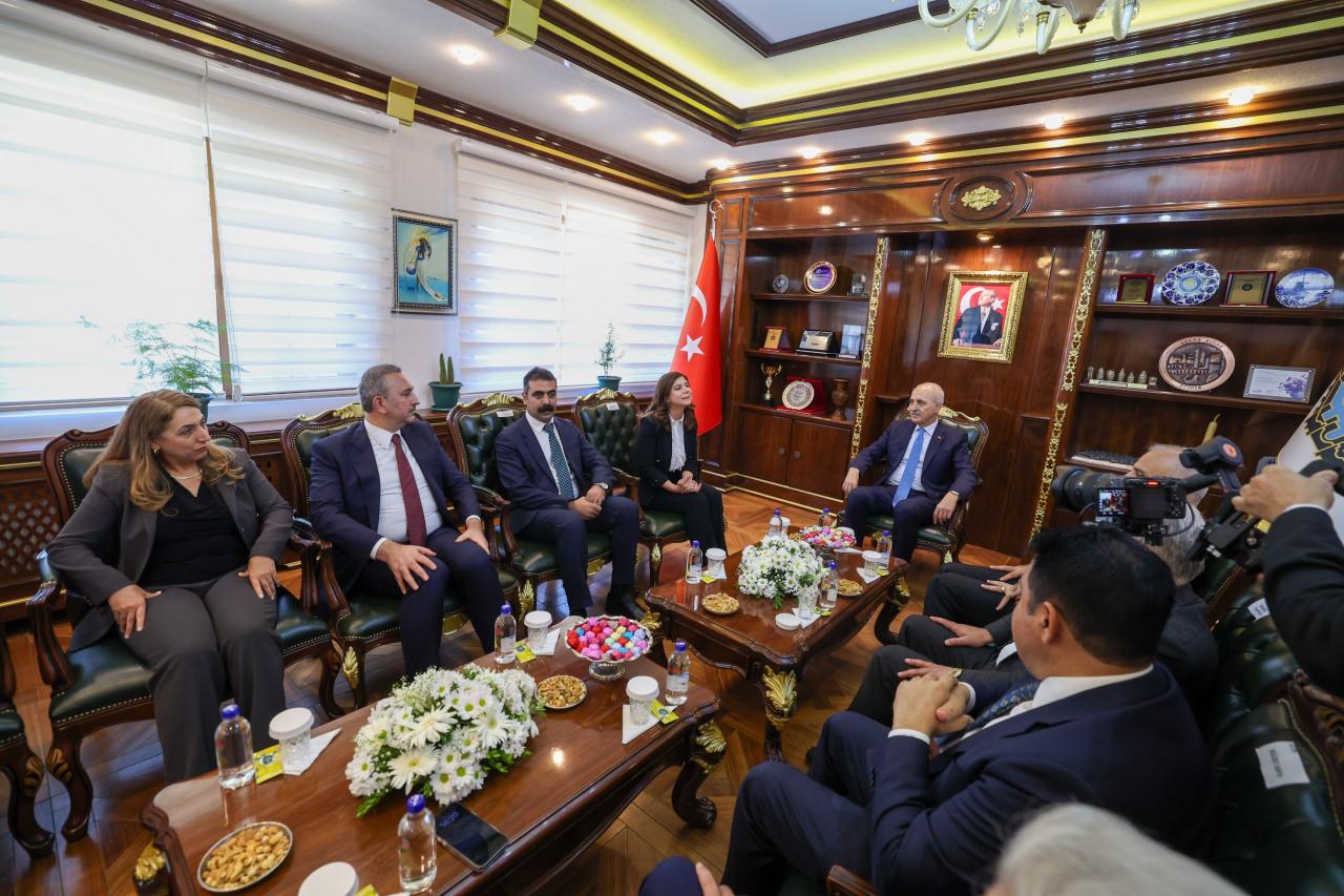 TBMM Başkanı Kurtulmuş'tan Diyarbakır'da Valilik ve Büyükşehir Belediyesine ziyaret 1 tbmm baskani kurtulmustan diyarbakirda valilik ve buyuksehir belediyesine ziyaret 0 eUH7RlSO