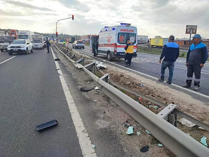tekirdagda feci kaza bariyere carpan kamyonetin soforunun ayagi koptu 2 Tl1wOK2L