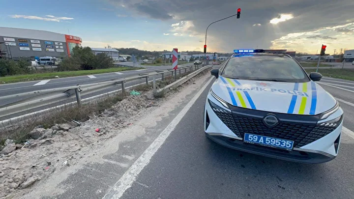 tekirdagda feci kaza bariyere carpan kamyonetin soforunun ayagi koptu 7