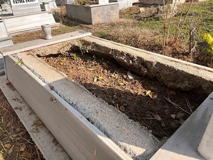 tekirdagda saskina ceviren olay mezar mermerlerini calip konutunun bahcesine dosedi 0 UXSRF2Mc