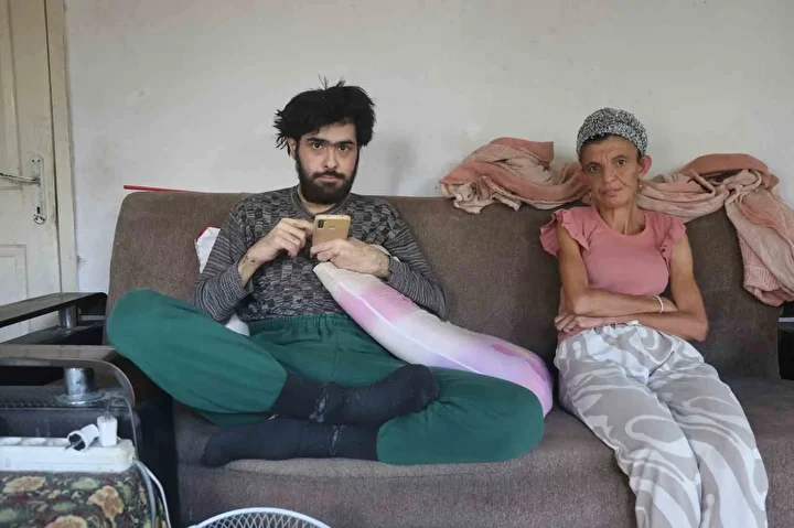 telefon bagimlisi genc 3 yildir meskenden disari ne tek bir adim atti ne de 6alntIsu