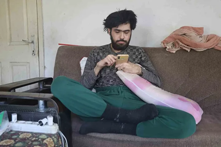 telefon bagimlisi genc 3 yildir meskenden disari ne tek bir adim atti ne de 96k1dZ8S