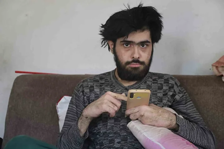 telefon bagimlisi genc 3 yildir meskenden disari ne tek bir adim atti ne de PTaWfU8D
