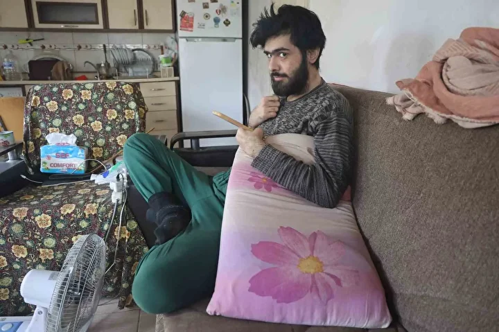 telefon bagimlisi genc 3 yildir meskenden disari ne tek bir adim atti ne de QevGEFy6