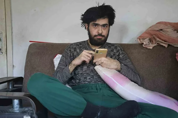 telefon bagimlisi genc 3 yildir meskenden disari ne tek bir adim atti ne de TuNnGGgI