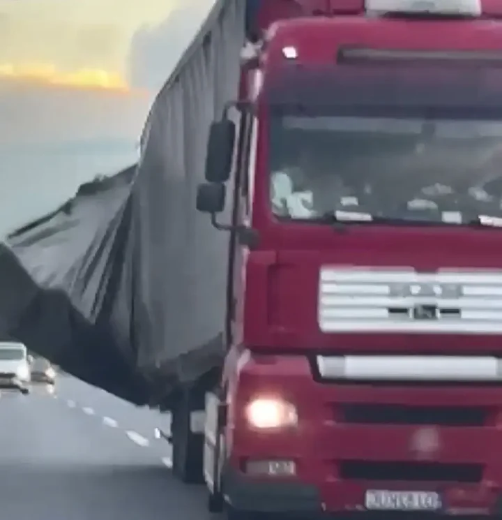 tir surucusu zikzak cizerek ilerledi dorsedeki yukler yola savruldu 0 ZXANBZKS