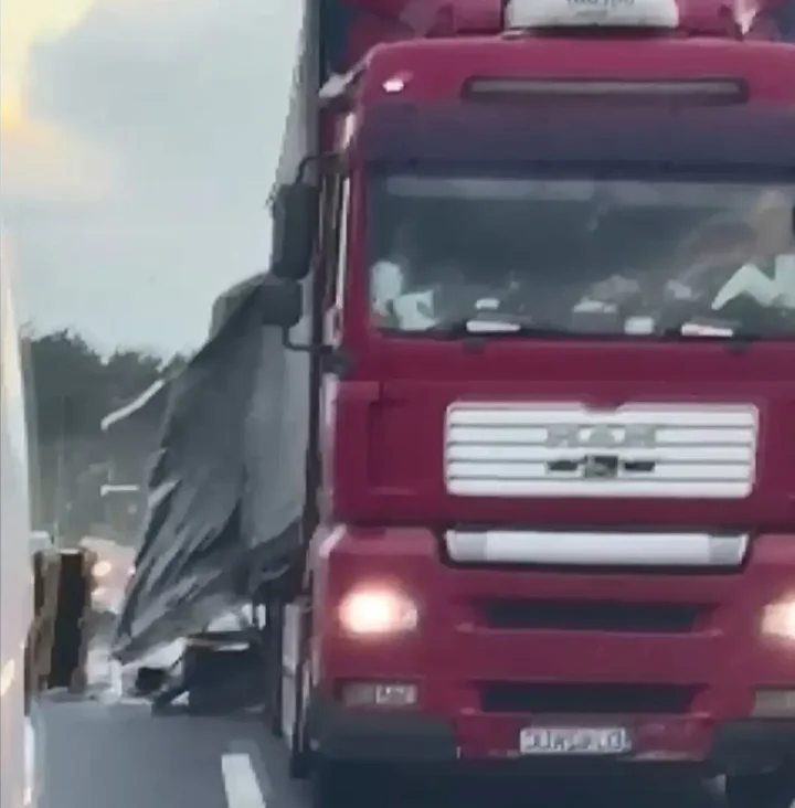 tir surucusu zikzak cizerek ilerledi dorsedeki yukler yola savruldu 1 bQa4wiyl