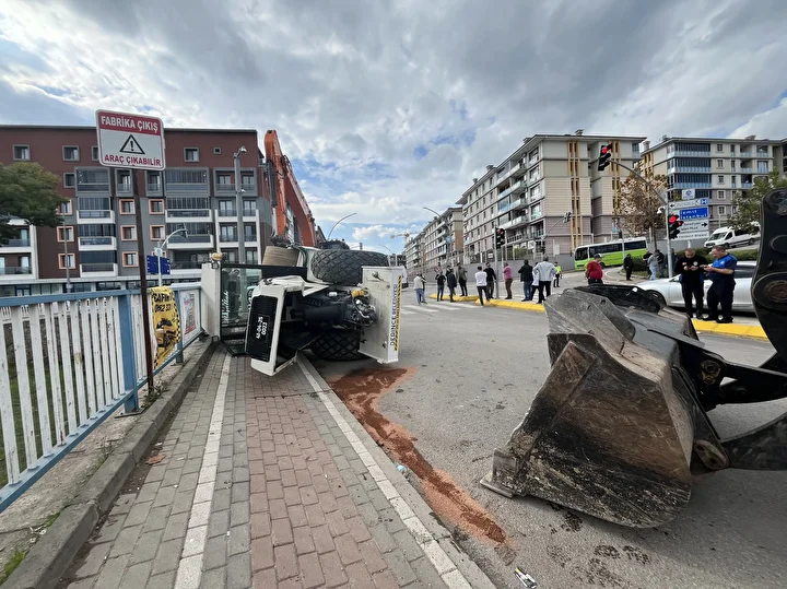 tirin uzerindeki asfalt silindiri devrildi 0 OUbIUSet
