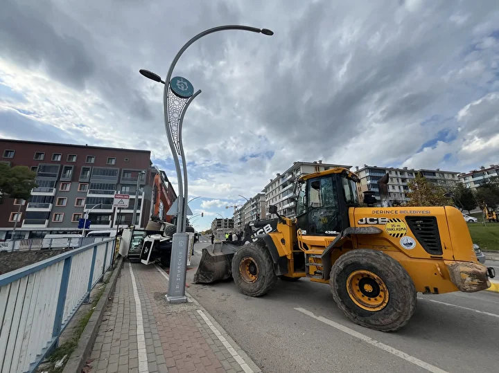 tirin uzerindeki asfalt silindiri devrildi 1 Cccde7UI