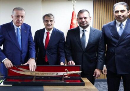 trabzonspordan cumhurbaskani erdogana surmene kilici ikrami ptQQTghD.jpg