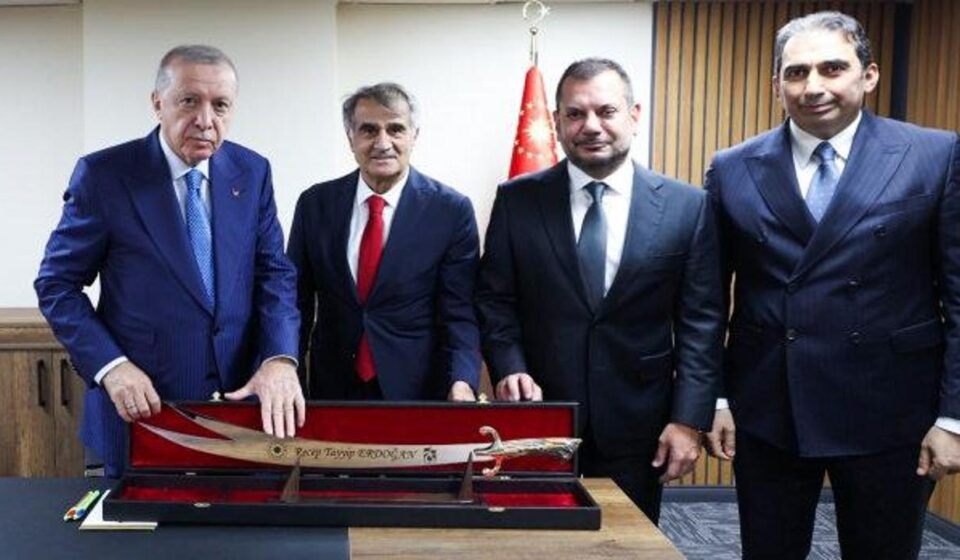 trabzonspordan cumhurbaskani erdogana surmene kilici ikrami ptQQTghD.jpg