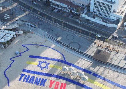 trumpa israilde dikkat ceken karsilama 3 futbol alani uzunlugunda tesekkur W5CUnuXN.jpg