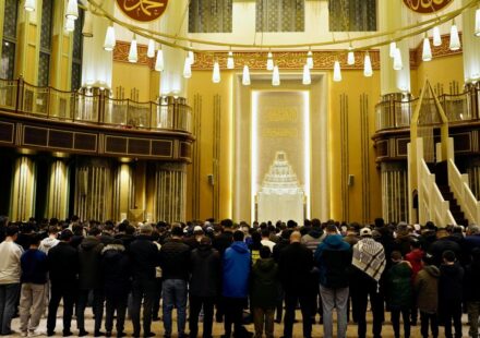 TÜGVA’lı gençler Taksim Cami’nde sabah namazında buluştu tugvali gencler taksim caminde sabah namazinda bulustu ub2gHMkf.jpg