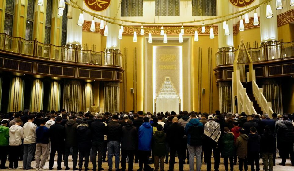 tugvali gencler taksim caminde sabah namazinda bulustu ub2gHMkf.jpg
