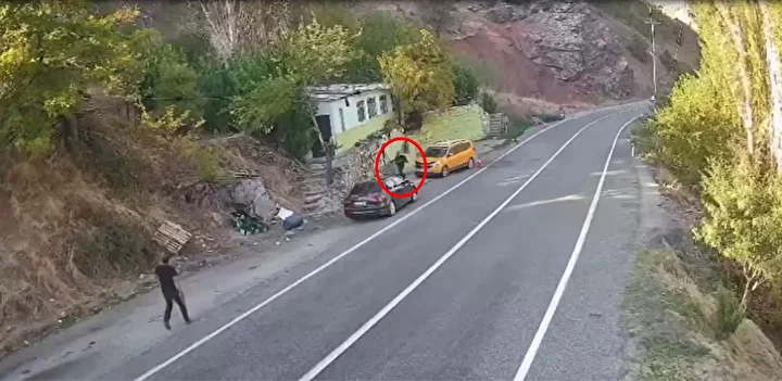 tuncelide faciadan donuldu dagdan yuvarlanan kaya modulu konut ve araclari teget gecti 0 6X1iQYHL