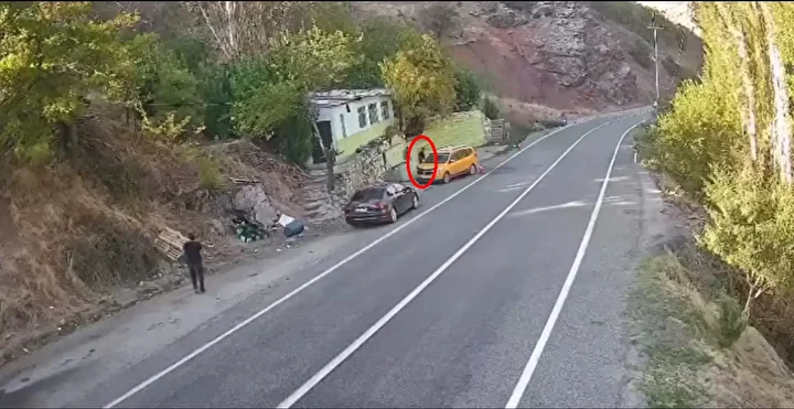 tuncelide faciadan donuldu dagdan yuvarlanan kaya modulu konut ve araclari teget gecti 2 E6CyYwB1