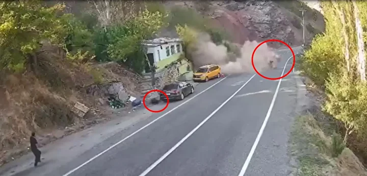 tuncelide faciadan donuldu dagdan yuvarlanan kaya modulu konut ve araclari teget gecti 5 eh2lKA8l