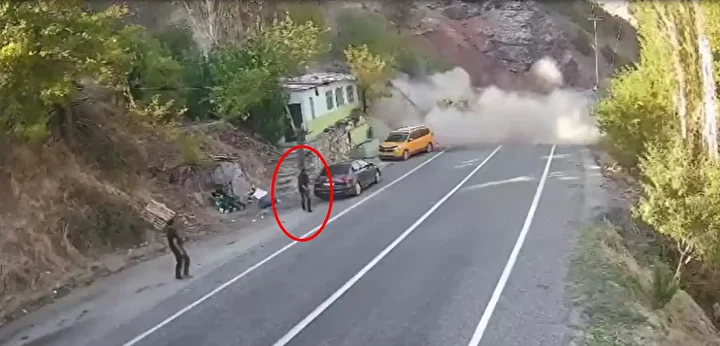 tuncelide faciadan donuldu dagdan yuvarlanan kaya modulu konut ve araclari teget gecti 7 jPPi4YFa