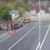 tuncelide faciadan donuldu dagdan yuvarlanan kaya modulu konut ve araclari teget gecti I7198gfK.webp