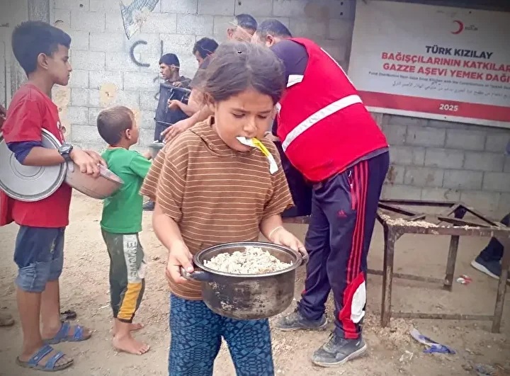 Türk Kızılay Gazze’de ateşkes sonrası yardımlarını artırdı: Derilbalah'taki merkezde her gün 21 bin kişilik sıcak yemek dağıtılıyor 4 turk kizilay gazzede ateskes sonrasi yardimlarini artirdi derilbalahtaki merkezde her gun 21 bin kisilik 9DNKkTzv