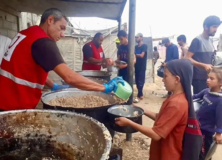 Türk Kızılay Gazze’de ateşkes sonrası yardımlarını artırdı: Derilbalah'taki merkezde her gün 21 bin kişilik sıcak yemek dağıtılıyor 2 turk kizilay gazzede ateskes sonrasi yardimlarini artirdi derilbalahtaki merkezde her gun 21 bin kisilik chg8AAUw