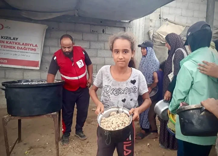 Türk Kızılay Gazze’de ateşkes sonrası yardımlarını artırdı: Derilbalah'taki merkezde her gün 21 bin kişilik sıcak yemek dağıtılıyor 1 turk kizilay gazzede ateskes sonrasi yardimlarini artirdi derilbalahtaki merkezde her gun 21 bin kisilik