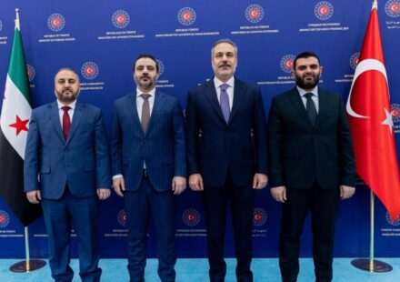 Türkiye-Suriye ortasında kritik toplantı: Yeni yol haritası çiziliyor turkiye suriye ortasinda kritik toplanti yeni yol haritasi ciziliyor vgJTNdEU.jpg