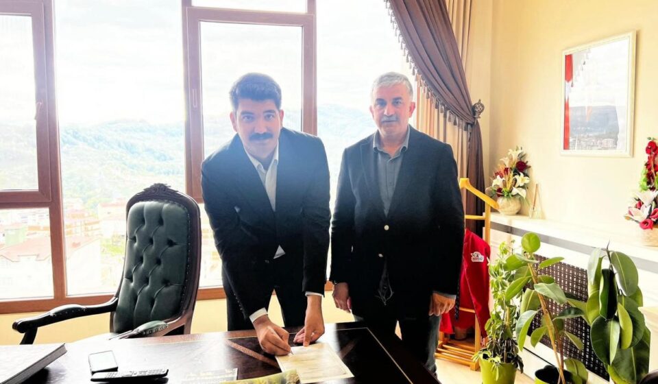 turkiyede bir ilk ilce kaymakami futbolcu oldu amator lig grubuna imza atti fuTsecx3.jpg