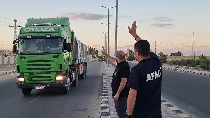 Türkiye'nin 25 insani yardım tırı Gazze için Refah Hudut Kapısı'na hareket etti 4 turkiyenin 25 insani yardim tiri gazze icin refah hudut kapisina hareket etti 3 LXtIp75z