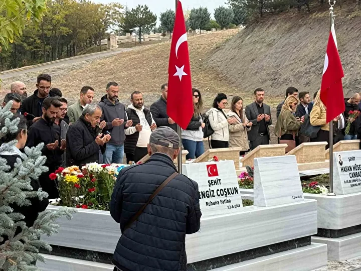 tusas sehitleri taarruzun yil donumunde kabirleri basinda anildi 0 zmGtiTJI