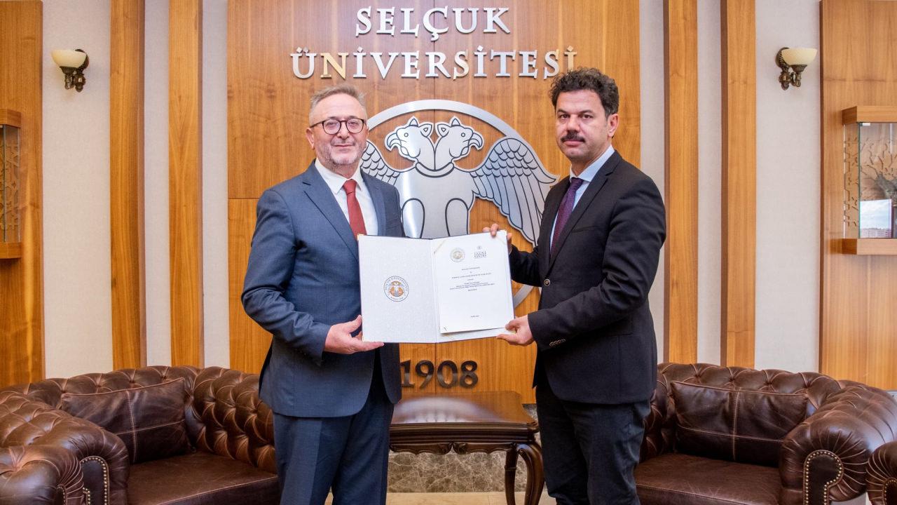 tuyek ile selcuk universitesi ortasinda yazma ve az eserler protokolu imzalandi 0 2W5FOvMm
