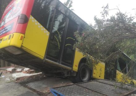 Üsküdar’da İETT otobüsü kaza yaptı uskudarda iett otobusu kaza yapti WUcyibP8.jpg