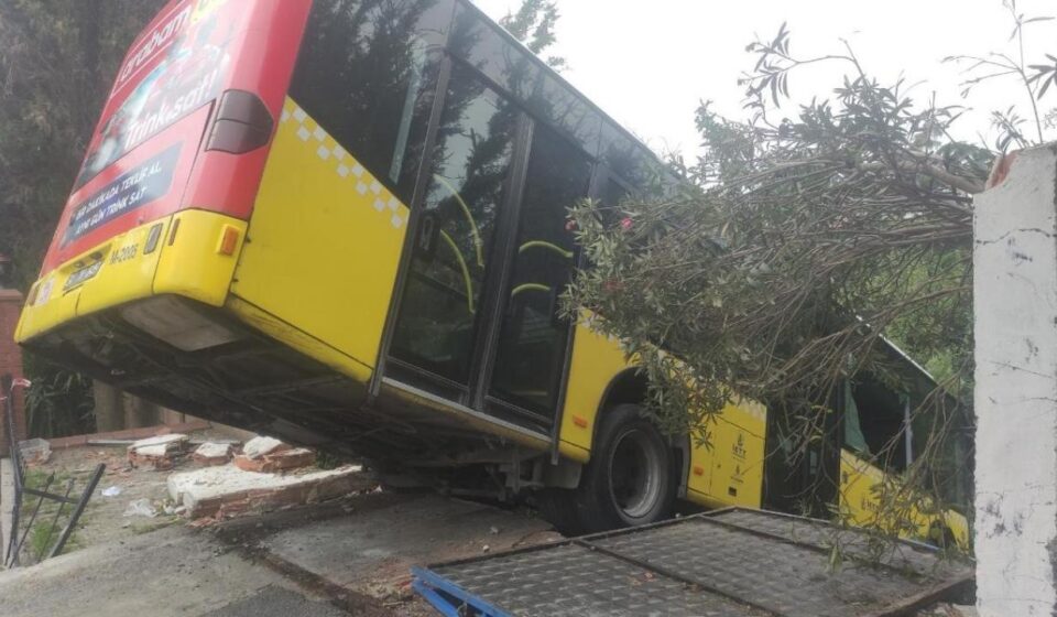 Üsküdar’da İETT otobüsü kaza yaptı uskudarda iett otobusu kaza yapti WUcyibP8.jpg