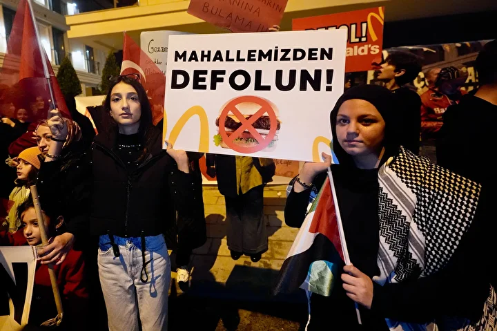 Üsküdar'da Mc Donald's şubesi açılacağını duyan mahalleli protesto için sokaklara döküldü: 'Katil İsrail'i istemiyoruz' 4 uskudarda mc donalds subesi acilacagini duyan mahalleli protesto icin sokaklara dokuldu katil israili istemiyoruz 9NUCswP5
