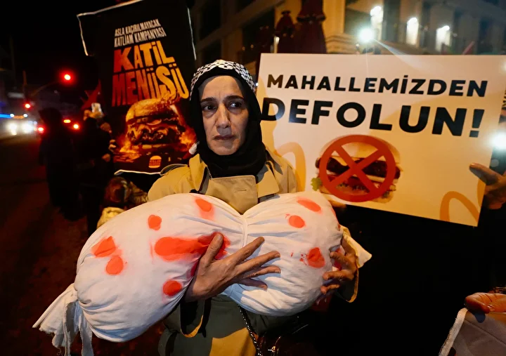Üsküdar'da Mc Donald's şubesi açılacağını duyan mahalleli protesto için sokaklara döküldü: 'Katil İsrail'i istemiyoruz' 2 uskudarda mc donalds subesi acilacagini duyan mahalleli protesto icin sokaklara dokuldu katil israili istemiyoruz ADmQZNAp