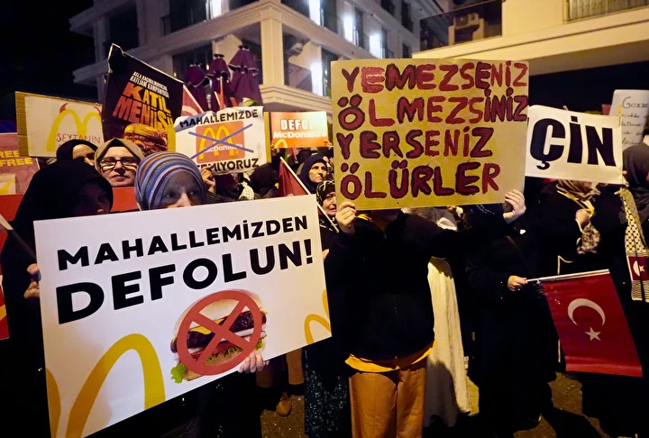 Üsküdar'da Mc Donald's şubesi açılacağını duyan mahalleli protesto için sokaklara döküldü: 'Katil İsrail'i istemiyoruz' 5 uskudarda mc donalds subesi acilacagini duyan mahalleli protesto icin sokaklara dokuldu katil israili istemiyoruz Q7lz8bJl