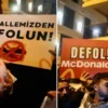 uskudarda mc donalds subesi acilacagini duyan mahalleli protesto icin sokaklara dokuldu katil israili istemiyoruz ULJ1M74N.webp