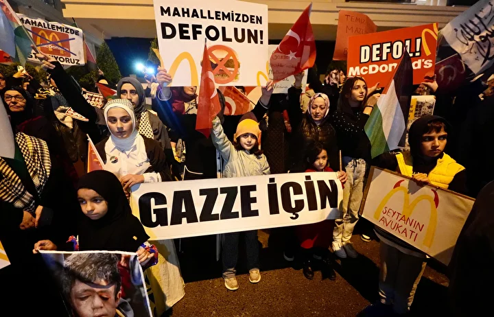Üsküdar'da Mc Donald's şubesi açılacağını duyan mahalleli protesto için sokaklara döküldü: 'Katil İsrail'i istemiyoruz' 1 uskudarda mc donalds subesi acilacagini duyan mahalleli protesto icin sokaklara dokuldu katil israili istemiyoruz nA9fjDbU