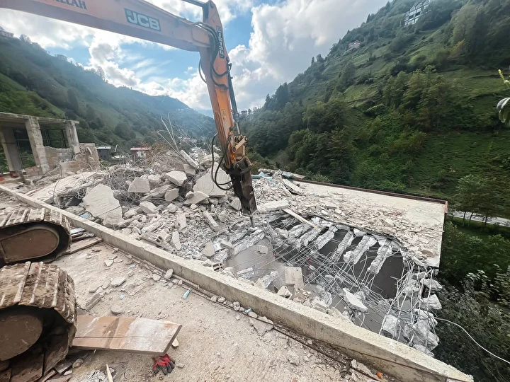 valilik harekete gecti firtina vadisindeki kacak yapilar tek tek yikiliyor 7 ryH69fdy
