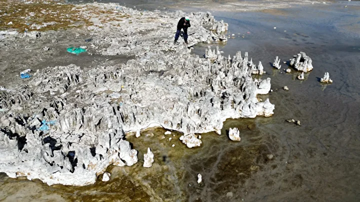 van golunun cekilmesiyle ortaya cikan mikrobiyalitlere fotografci ilgisi 0