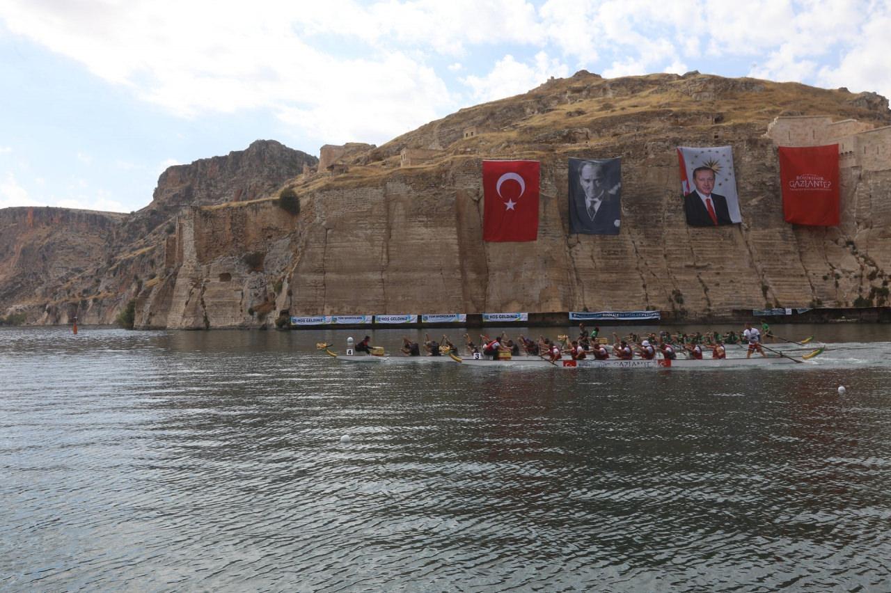 Yaklaşık 1000 atletin katıldığı Rumkale Su Sporları Şenliği nefes kesti 3 yaklasik 1000 atletin katildigi rumkale su sporlari senligi nefes kesti 2 z1Hy9Tqw