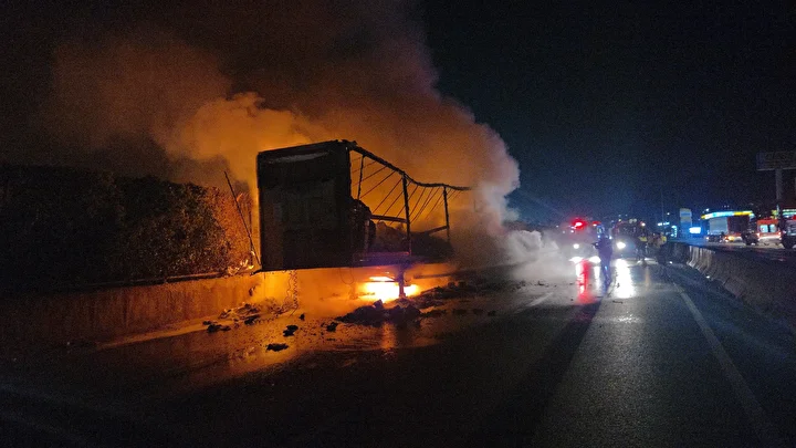 Yalova'da konserve yüklü tır alev alev yandı 1 yalovada konserve yuklu tir alev alev yandi 0 L18zDE8V