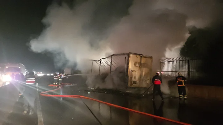Yalova'da konserve yüklü tır alev alev yandı 3 yalovada konserve yuklu tir alev alev yandi 2